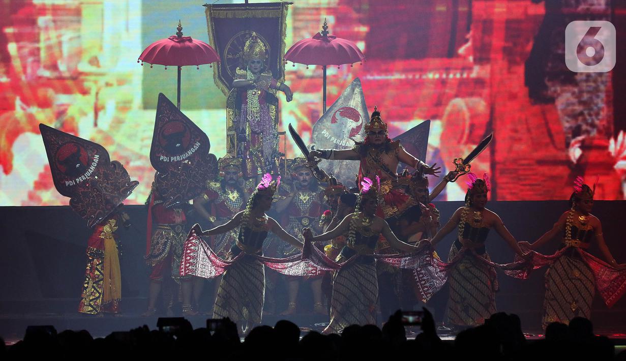 Pertunjukan seni meramaikan malam kebudayaan pada penutupan Rakernas I PDI Perjuangan di JIEXPO Kemayoran, Jakarta, Minggu (12/1/2020). Rakernas menghasilkan rekomendasi pembumian ideologi Pancasila, menjaga NKRI dan kebinekaan, kedaulatan wilayah serta ekonomi. (Liputan6.com/Johan Tallo)