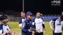 Pelatih kepala Timnas Indonesia, Shin Tae-yong memberikan instruksi kepada para pemain saat melakukan latihan menjelang Kualifikasi Piala Dunia 2024 melawan Bahrain di Hamad Town Youth & Sports Ground, Minggu, 6 Oktober 2024. (Dok. PSSI)