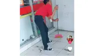 Minimarket pekerjakan pegawai difabel, warganet apresiasi.  (TikTok @sandinr29)