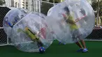 Para pemain bermain sepakbola di dalam sebuah gelembung berbentuk bola di Beijing, Kamis (10/7/14). (REUTERS/Kim Kyung-Hoon)