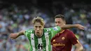 Gelandang Real Betis Sergio Canales berebut bola dengan pemain tengah AS Roma Nemanja Matic (kanan) pada laga pekan ke-4 Grup C Liga Europa 2022/2023  di Estadio Benito Villamarin, Kamis (13/10/2022). Kedua tim harus puas berbagi poin usai bermain imbang 1-1. (Photo by CRISTINA QUICLER / AFP)