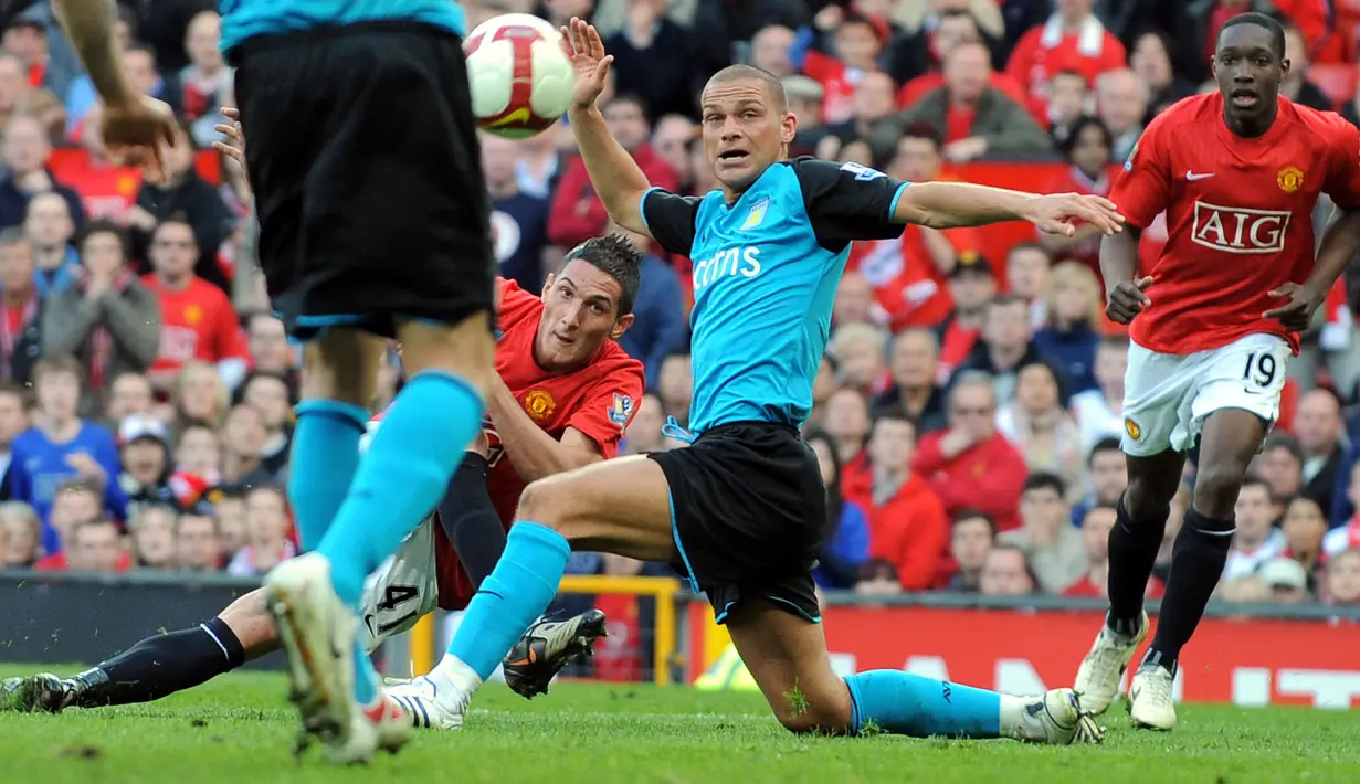 Publik Old Trafford tentu akan selalu mengingat pemain yang bernama Frederico Macheda. Masuk sebagai pengganti Nani, Ia mampu mempersembahkan gol indah ketika Mancheser United melawan Aston Villa. Sayangnya saat ini kariernya sudah mulai meredup. (Foto: AFP/Andrew Yates)