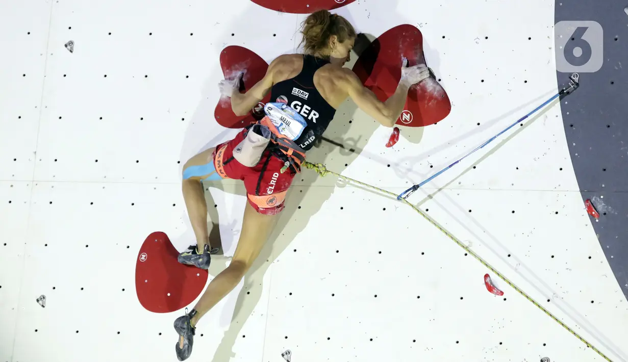 Atlet panjat tebing putri Jerman, Hannah Meul saat berlaga di babak final kategori lead Kejuaraan Dunia Panjat Tebing 2022 seri Jakarta, Senin (26/9/2022). Hannah Meul menempati posisi keempat dengan poin 34+ di final lead putri Kejuaraan Dunia Panjat Tebing 2022 seri Jakarta. (Liputan6.com/Helmi Fithriansyah)