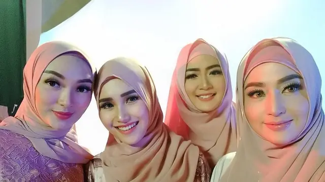 Potret Zaskia Gotik kenakan hijab