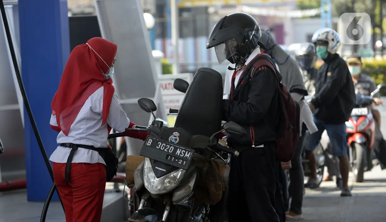 Petugas SPBU mengisi bahan bakar jenis pertalite kepada pengguna sepeda motor di Pamulang, Tangerang Seatan, Banten, Senin (21/9/2020). Pertamina memberi diskon harga BBM jenis pertalite di Tangerang Selatan dan Bali, dari Rp 7.650 menjadi Rp 6.450 per liter. (merdeka.com/Dwi Narwoko)