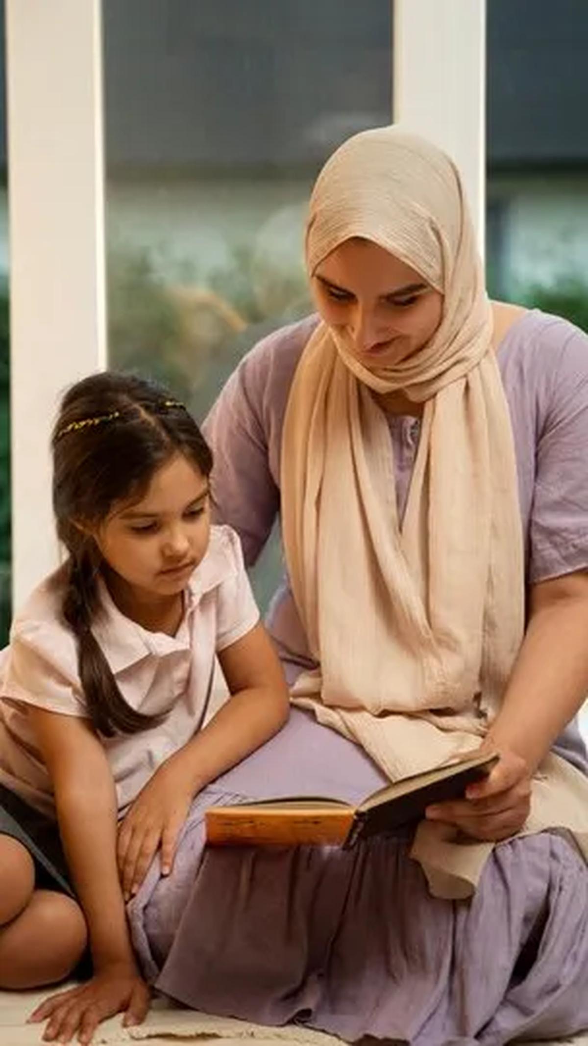 Selain memberikan pendidikan yang baik, doa juga menjadi senjata ampuh bagi orangtua untuk membimbing anak-anak agar tumbuh menjadi pribadi yang cerdas, sholeh, dan berhati lembut.