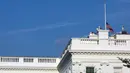 Bendera Amerika Serikat berkibar setengah tiang di Gedung Putih, Washington DC, Minggu (4/8/2019). Presiden Donald Trump memerintahkan pengibaran bendera setengah tiang di semua gedung pemerintah guna mengenang korban tewas dalam dua penembakan massal di El Paso, Texas, dan Ohio. (Alastair Pike/AFP)