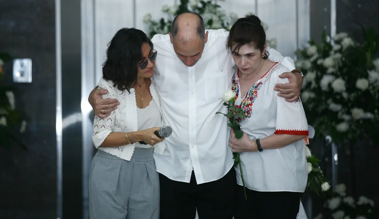 Suasana penuh haru sebelum dikremasi. Kesedihan begitu terlihat dari istrinya,  Yvonne Winarno serta ketiga anaknya. Kata-kata perpisahan sempat diucapkan. (Nurwahyunan/Bintang.com)