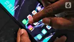 Warga mencoba mengakses aplikasi Whatsapp di Jakarta, Selasa (25/10). Platform pesan instan WhatsApp dilaporkan error, Selasa (25/10/2022) siang. Tak hanya di Indonesia, WhatsApp juga dilaporkan down di sejumlah negara. (Liputan6.com/Angga Yuniar)