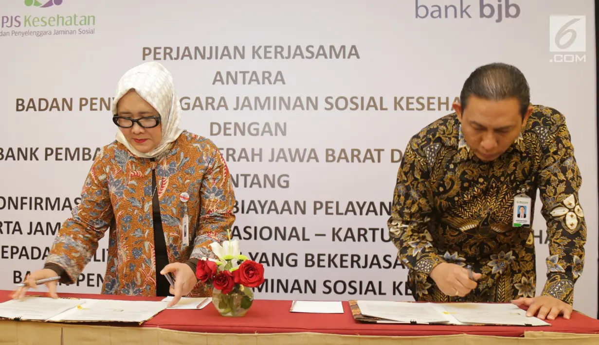 Direktur Komersial PT Bank BJB, Tbk Suartini (kiri) dan Direktur Keuangan dan Investasi BPJS Kesehatan Kemal Imam Santoso (kanan) saat penandatanganan kerjasama pemberian konfirmasi fasilitas kesehatan Jakarta. Rabu (22/11). (Liputan6.com/Angga Yuniar)