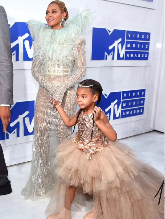 Beyonce ditemani putri kecilnya Blue Ivy di karpet merah MTV Video Music Awards (VMA) 2016 di New York, Minggu (28/8). Blue Ivy memakai gaun dengan rok tutu bertumpuk juga tiara di kepalanya. (Larry Busacca/GETTY IMAGES NORTH AMERICA/AFP)