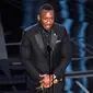 Mahershala Ali memberikan pidato kemenangan di atas podium Academy Awards ke-89 di Los Angeles, Minggu (26/2). Kemenangan ini juga membuat Mahershala Ali sebagai aktor hitam kelima yang menang Aktor Pendukung Oscar. (Photo by Chris Pizzello/Invision/AP)