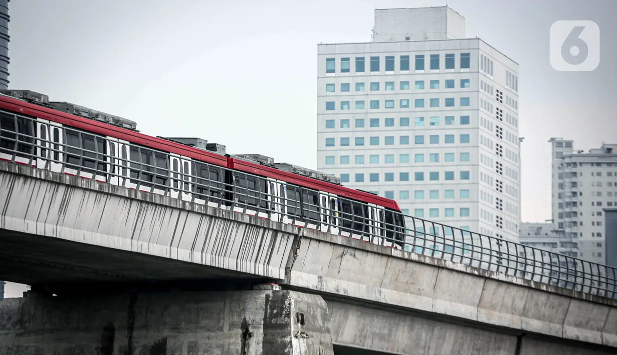 Gerbong kereta Light Rail Transit (LRT) terparkir di jalur Dukuh Atas, Jakarta, Kamis (17/2/2022). LRT Jabodebek direncanakan akan beroperasi sebagai moda transportasi umum mulai tanggal 17 Agustus 2022. (Liputan6.com/Faizal Fanani)
