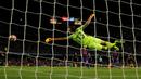 Kiper Atletico Madrid, Jan Oblak, menghalau bola tendangan pemain Barcelona dalam laga pekan kelima La Liga Spanyol musim ini yang berlangsung di Camp Nou, Kamis (22/9/2016) dini hari WIB. (Reuters/Albert Gea)