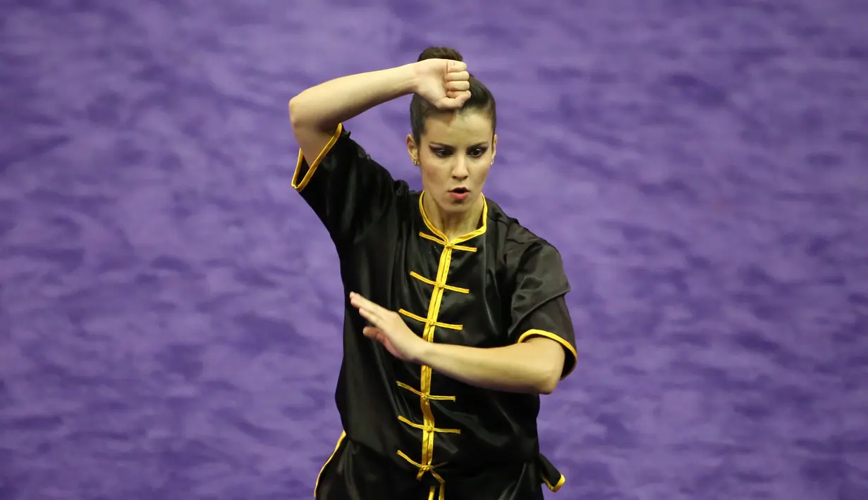 Atlet Wushu asal Brasil, Marcela Polastri saat beraksi, pada Kejuaraan Dunia Wushu 2015 di Istora Senayan, Jakarta, Minggu(15/11/2015). (Bola.com/Nicklas Hanoatubun)