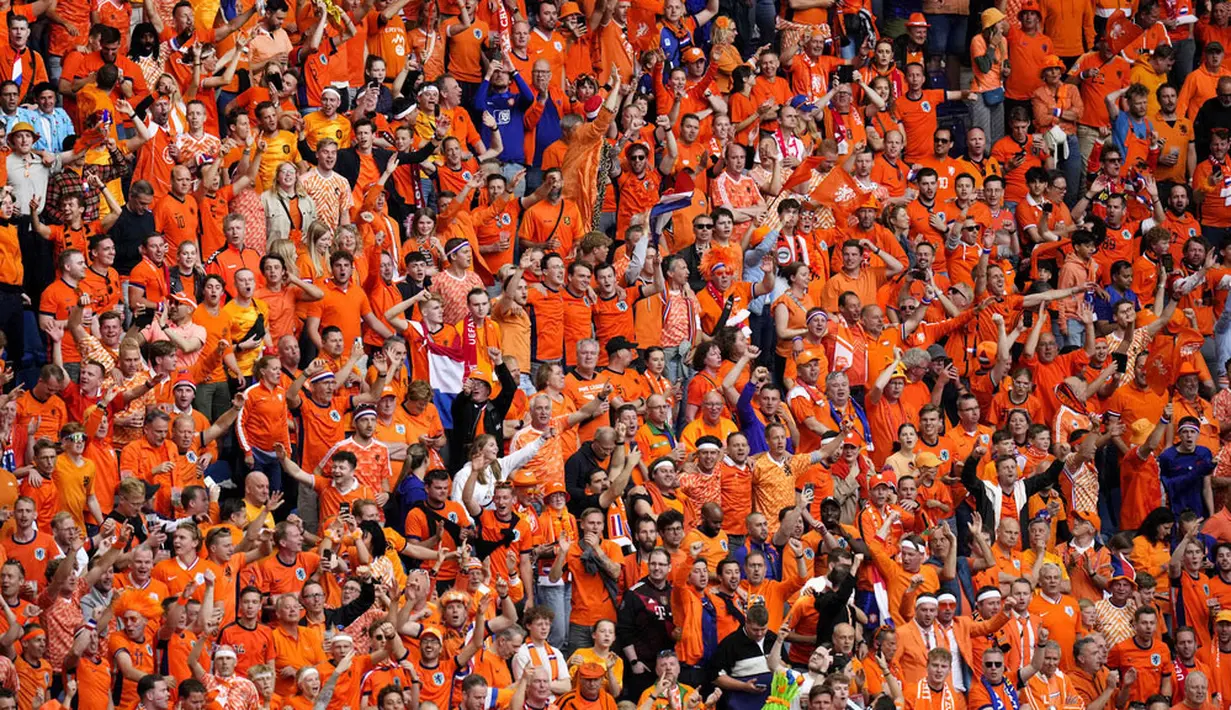 Ribuan suporter Timnas Belanda memadati tribun penonton saat melawan Polandia pada laga Grup D Euro 2024 di Volksparkstadion, Minggu (16/06/2024). (AP Photo/Petr Josek)