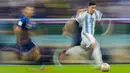 <p>Gelandang Argentina, Enzo Fernandez berlari dengan bola saat bertanding melawan Kroasia pada pertandingan semifinal Piala Dunia 2022 di Stadion Lusail di Lusail, Qatar, Rabu (14/12/2022). Argentina berhasil lolos ke final setelah menang telak atas Kroasia dengan skor 3-0. (AP Photo/Petr David Josek)</p>