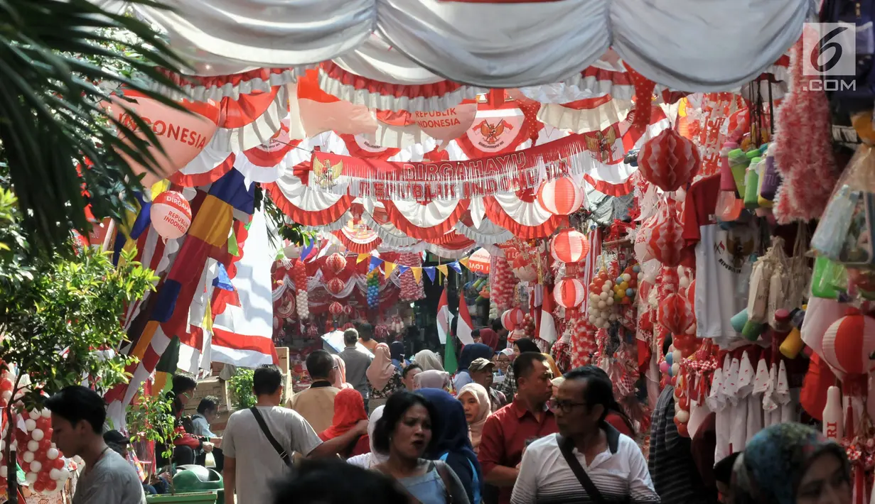 Pengunjung melintasi deretan kios pedagang musiman bendera Merah Putih dan pernak-pernik Hari Kemerdekaan yang memenuhi Pasar Jatinegara, Jakarta, Kamis (1/8/2019). Menjelang perayaan 17 Agustus, banyak pedagang musiman di Jakarta yang menjual pernak-pernik kemerdekaan. (merdeka.com/Iqbal S Nugroho)