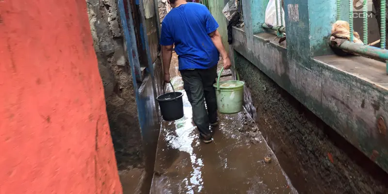 Banjir Mulai Surut, Warga Rawajati Bersihkan Rumah dari Sisa Lumpur