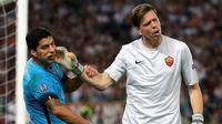Kiper AS Roma, Wojciech Szczesny (kanan), bersitegang dengan pemain Barcelona, Luis Suarez) dalam laga di Grup E Liga Champions di Stadion Olimpico, Kamis (17/9/2015) dini hari WIB. (Reuters/Max Rossi)