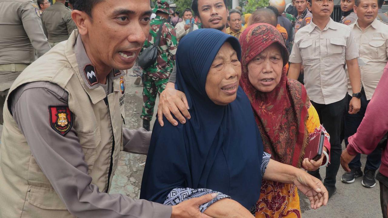 FOTO: Tangis Keluarga  Menunggu Santri Korban Musala Ambruk