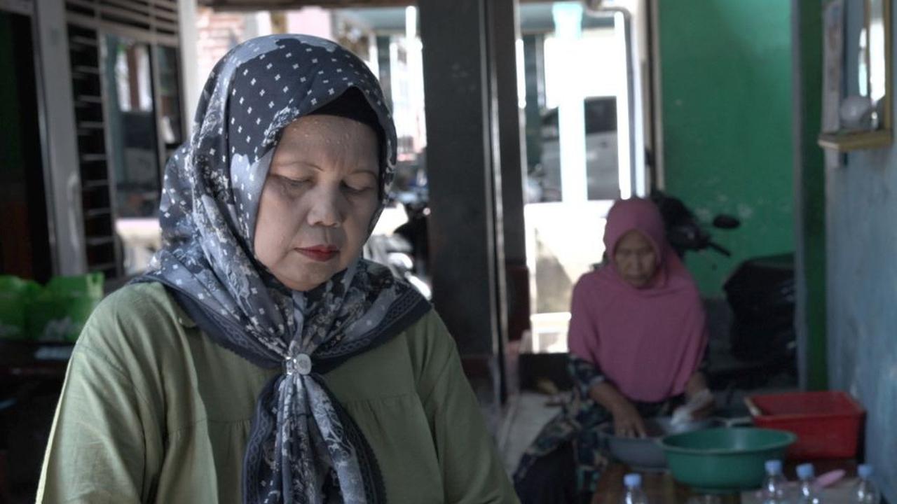 Sensasi manisnya lelehan gula aren bercampur aroma pandan di dalam mulut, menjadi ciri khas ketika mencicipi nikmatnya klepon. Memiliki tekstur kenyal, kue mungil ini sudah lama menjadi bagian warisan jajanan Nusantara.