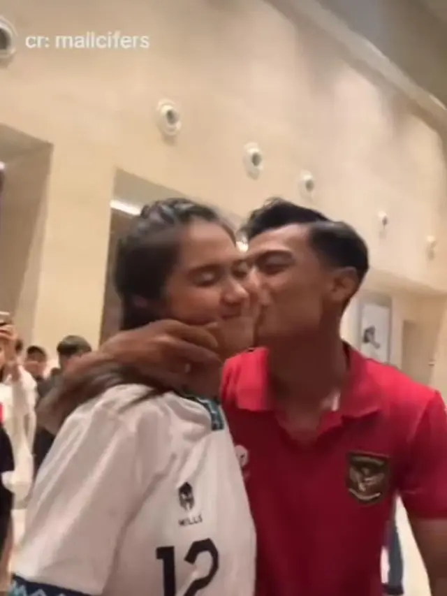 Potret Azizah Salsha Salting Dicium dan Dipeluk Pratama Arhan