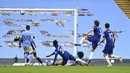 Bek Chelsea, Marcos Alonso saat mencetak gol ke gawang Manchester City pada pertandingan lanjutan Liga Inggris di Stadion Etihad di Manchester, Sabtu (8/5/2021). Chelsea menang atas Man City 2-1. (Laurence Griffiths/Pool via AP)