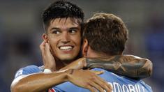 Penyerang Lazio, Joaquin Correa, merayakan gol yang dicetaknya ke gawang Brescia pada laga lanjutan Serie A pekan ke-37 di Stadion Olimpico, Kamis (30/7/2020) dini hari WIB. Lazio menang 2-0 atas Brescia. (AP Photo/Riccardo De Luca)
