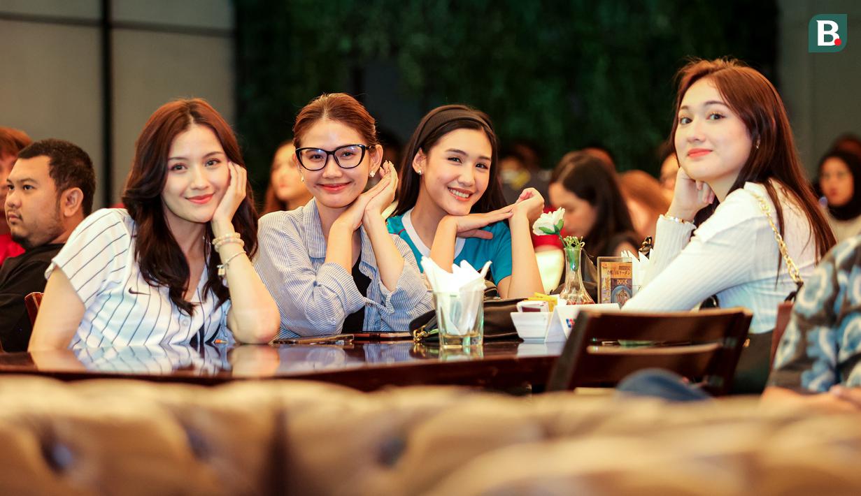 Sejumlah selebritas dan infulencer menyaksikan laga Grup D Piala Asia 2023 antara Timnas Indonesia melawan Irak di Senayan Avenue, Senayan, Jakarta, Senin (15/01/2024) malam WIB. (Bola.com/Bagaskara Lazuardi)