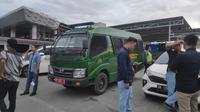 Sejumlah petugas Kejari Palu di Bandara Kota Palu menunggu kedatangan terpidana kasus UU ITE yang ditangkap Tim Kejagung, Rabu (15/3/2023). (Foto: Heri Susanto/ Liputan6.com).