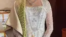 Chen juga memakai perhiasan anting dan kalung berlian dari Mondial. Dengan desain yang terlihat menyatu dengan payet atau beads kebaya.   [IG/fcgweddings/myrnamyura]