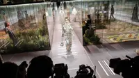 Model Cara Delevingne mengenakan busana kreasi Fendi's Spring-Summer 2021 Haute Couture dalam acara Paris Fashion Week di Paris, Prancis, Rabu (27/1/2021). Paris Fashion Week 2021 diramaikan oleh deretan model ternama dunia. (AP Photo/Francois Mori)