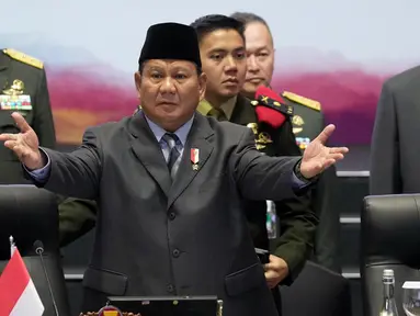 Menteri Pertahanan Indonesia Prabowo Subianto (tengah) memberi isyarat kepada para menteri dan anggota delegasi untuk duduk pada sesi pembukaan Pertemuan Menteri Pertahanan Perhimpunan Bangsa-Bangsa Asia Tenggara (ASEAN) di Jakarta, Indonesia, Rabu (15/11/2023). (AP Photo/Dita Alangkara, Pool)