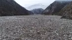 Sampah mengambang di sungai Drina dekat Visegrad, Bosnia, Jumat, 20 Januari 2023. Berton-ton limbah yang dibuang di tempat pembuangan sampah tepi sungai yang tidak diatur dengan baik atau langsung ke sungai-sungai di tiga negara Balkan Barat akhirnya menumpuk selama musim air tinggi di musim dingin dan musim semi, di belakang penghalang sampah di Sungai Drina, Bosnia timur. (AP Photo/Armin Durgut)