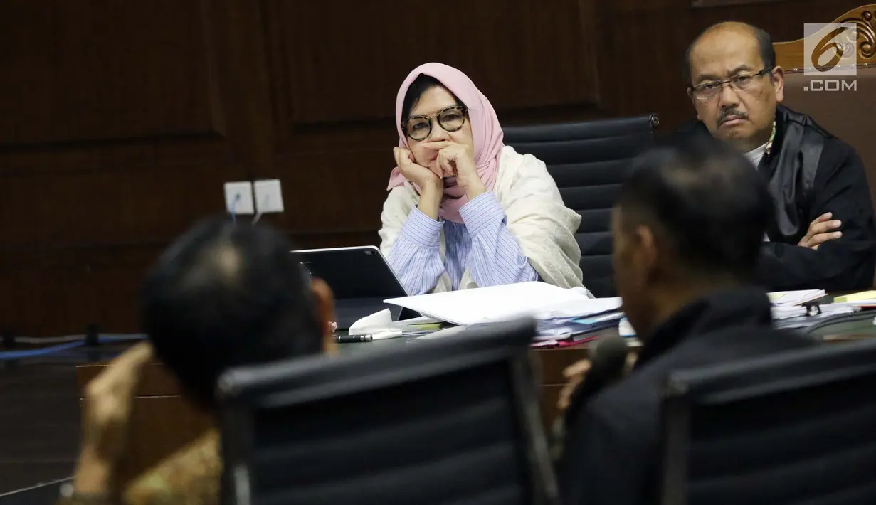 Terdakwa dugaan korupsi akuisisi Blok Basker Manta Gummy, Australia yang juga mantan Dirut PT Pertamina, Karen Agustiawan menyimak kesaksian mantan anggota Dewan Komisaris PT Pertamina (Persero), Gita Wirjawan saat sidang di Pengadilan Tipikor, Jakarta, Kamis (9/5/2019). (Liputan6.com/Helmi Fithrian