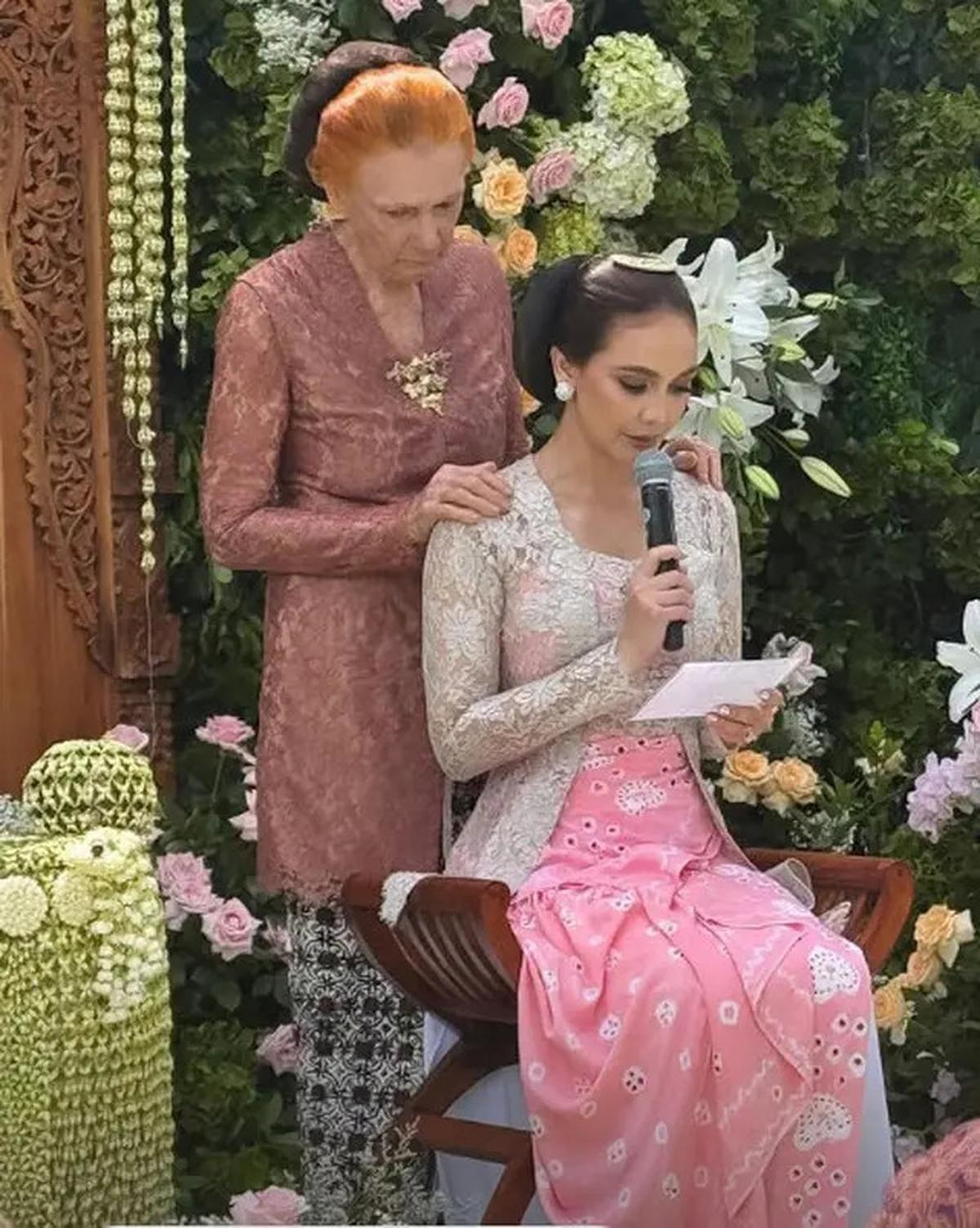 Potret Ayu Ibu Luna Maya Saat Siraman Sang Putri di Usia 79 Tahun, Jadi Perempuan Jawa dengan Wajah Bule