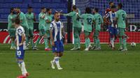 Para pemain Real Madrid merayakan gol Casemiro ke gawang Espanyol pada pertandingan La Liga Spanyol di Stadion Cornella-El Prat, Barcelona, Spanyol, Minggu (28/6/2020). Real Madrid menang 1-0 dan menggeser Barcelona dari puncak klasemen. (AP Photo/Joan Monfort)