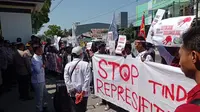 Organisasi ekstra kampus di Gorontalo saat melakukan aksi di depan Polda Gorontalo (Arfandi Ibrahim/Liputan6.com)