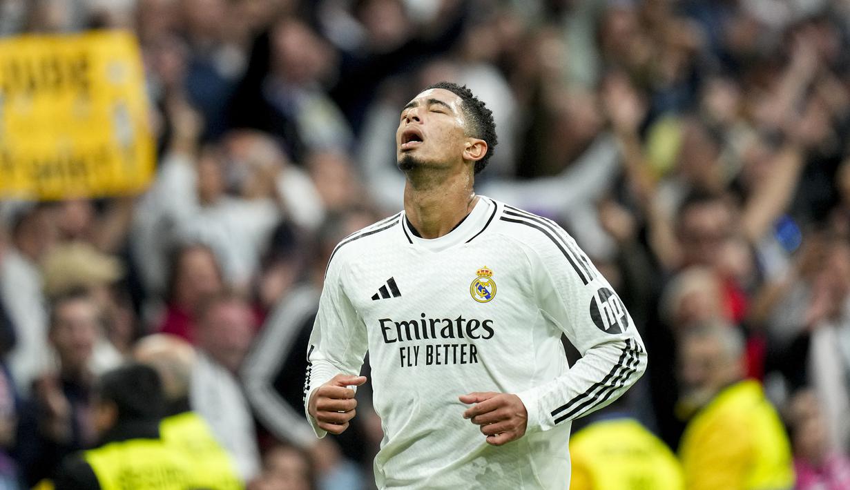 Ekspresi lega pemain Real Madrid, Jude Bellingham saat melakukan selebrasi setelah mencetak gol pertamanya pada musim ini dalam laga lanjutan Liga Spanyol 2024/2025 melawan Osasuna yang berlangsung di Santiago Bernabeu, Madrid, Spanyol, Sabtu (09/11/2024) WIB. (AP Photo/Jose Breton)