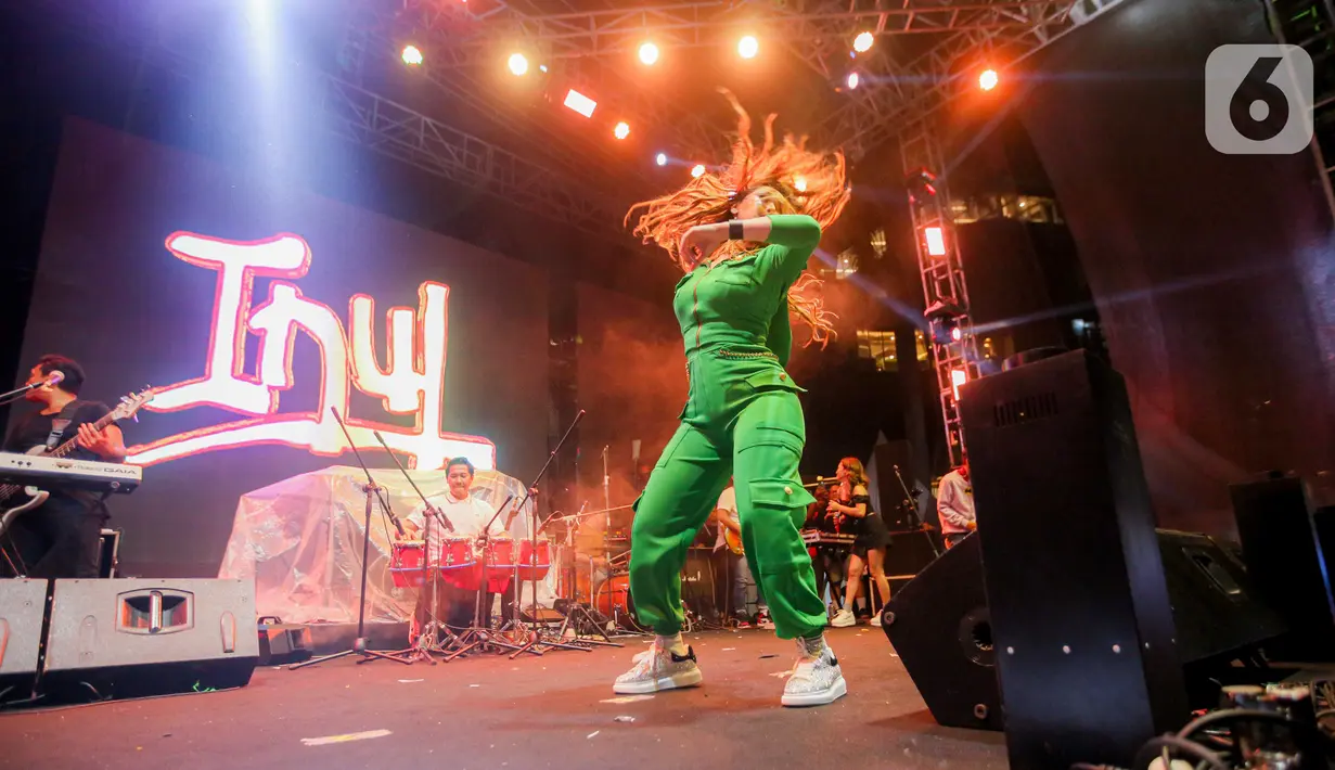 Istri Adam Suseno itu membuka penampilannya lewat tiga lagu sekaligus. Diantaranya, Goyang Inul, Pamer Bojo (Cover Didi Kempot), dan Masa Lalu. (Liputan6.com/Faizal Fanani)
