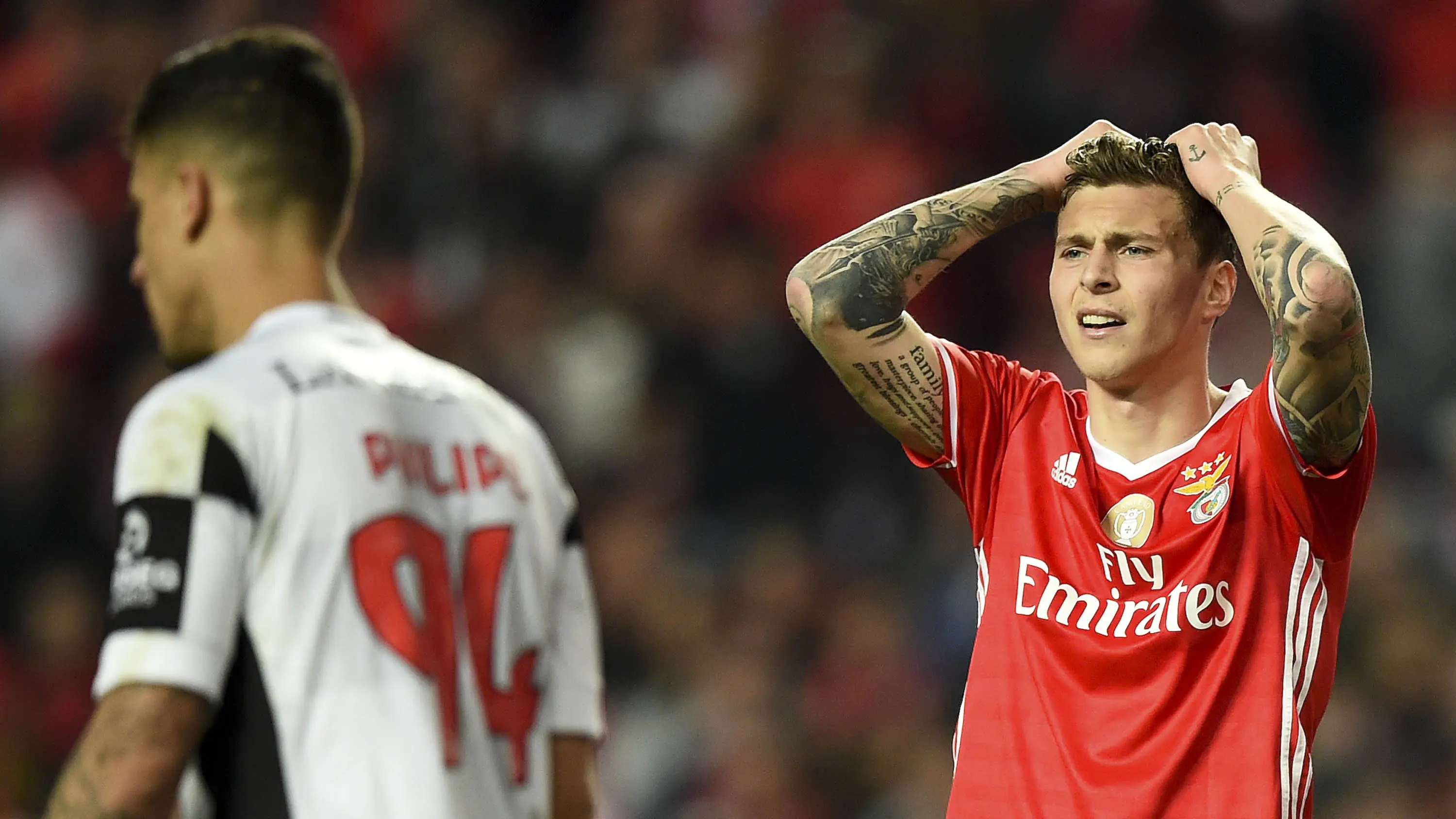 Victor Lindelof (kanan) semakin berkembang bersama Benfica. (AFP/Patricia Moreira)