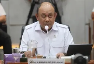 Kepala BGN Dadan Hindayana menyebut dapur Satuan Pelayanan Pemenuhan Gizi (SPPG) untuk program Makan Bergizi Gratis (MBG) yang dibangun Polri mempunyai alat rapid test yang digunakan untuk menguji makanan yang sudah dimasak. (Foto: Dok BGN)