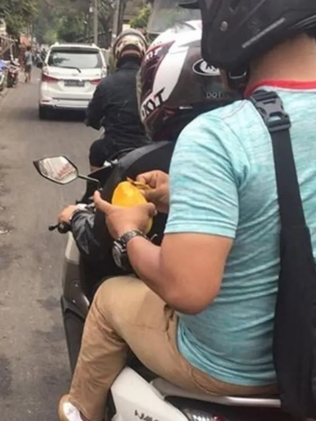 5 Potret Kocak Orang Mempersulit Diri saat Makan Ini Ribet Banget