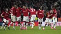 Sejumlah pemain Manchester United melakukan selebrasi setelah memenangkan babak adu penalti pada laga semifinal Piala FA 2022/2023 melawan Brighton di Stadion Wembley, London, Minggu (23/04/2023). MU menang dengan skor 7-6. (AP Photo/Kirsty Wigglesworth)