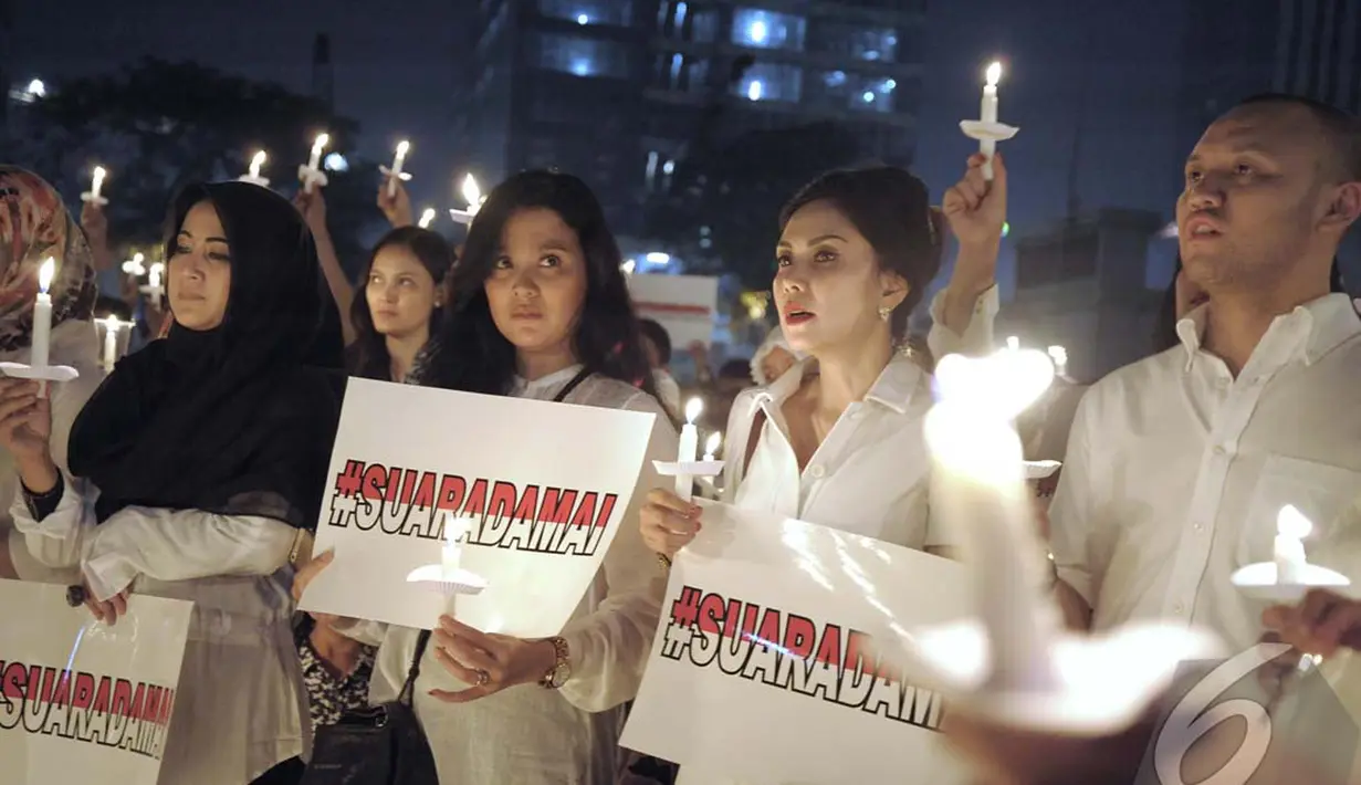 Selain membawa lilin, para peserta juga membawa tulisan #suaradamai dan #persatuanindonesia , Pasar Festival, Kuningan, Jakarta, Sabtu (12/7/2014) (Liputan6.com/Johan Tallo)