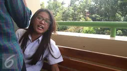 Titania Aurelie Hermansyah (Aurel) duduk di depan kelas jelang ujian Paket C di SMAN 93, Jakarta, Selasa (5/4). Aurel  ikut ujian paket C karena tidak menempuh pendidikan formal, melainkan homeschooling. (Liputan6.com/Herman Zakharia)