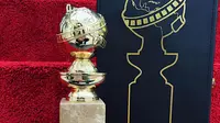Piala Golden Globe. (Foto: Instagram terverifikasi @goldenglobes)