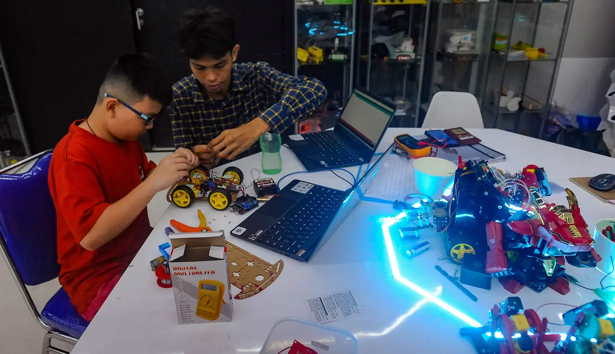 Beragam robot dengan teknologi terbaru di Indonesia dipamerkan di dalam Robopark Indonesia. (merdeka.com/Arie Basuki)