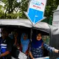 Warga berselfie diatas bajaj bahan bakar gas (BBG) gratis dikawasan Monas Jakarta, Rabu (17/8). Program bajaj gas gratis ini akan berlangsung mulai tanggal 14-20 Agustus 2016. (Liputan6.com/Faizal Fanani)